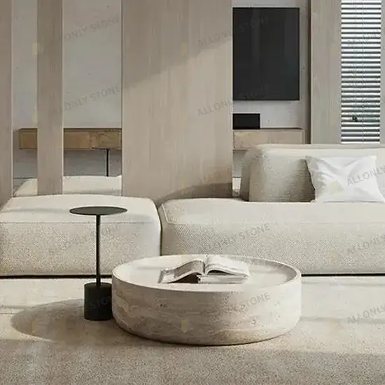 Nội thất phòng khách khách sạn: Bàn tròn đá travertine sang trọng phục vụ bên cạnh bàn TV và bàn trà thấp hình ảnh 1-description