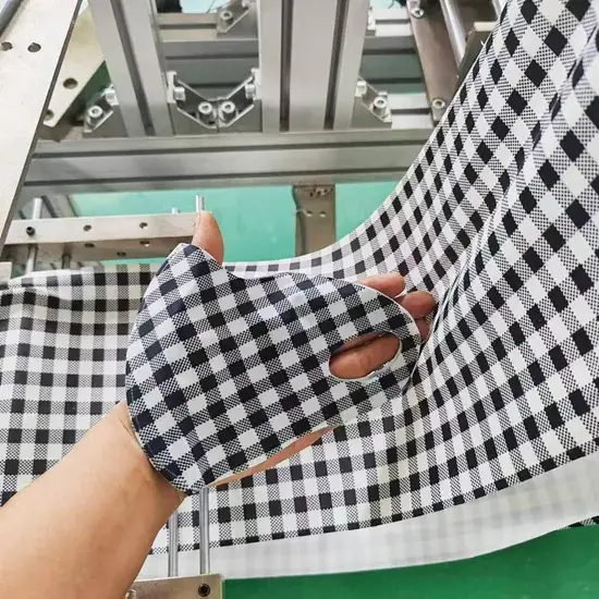 Khẩu trang lụa chống nắng cao cấp với thiết kế sang trọng và tinh tế hình ảnh 1-description